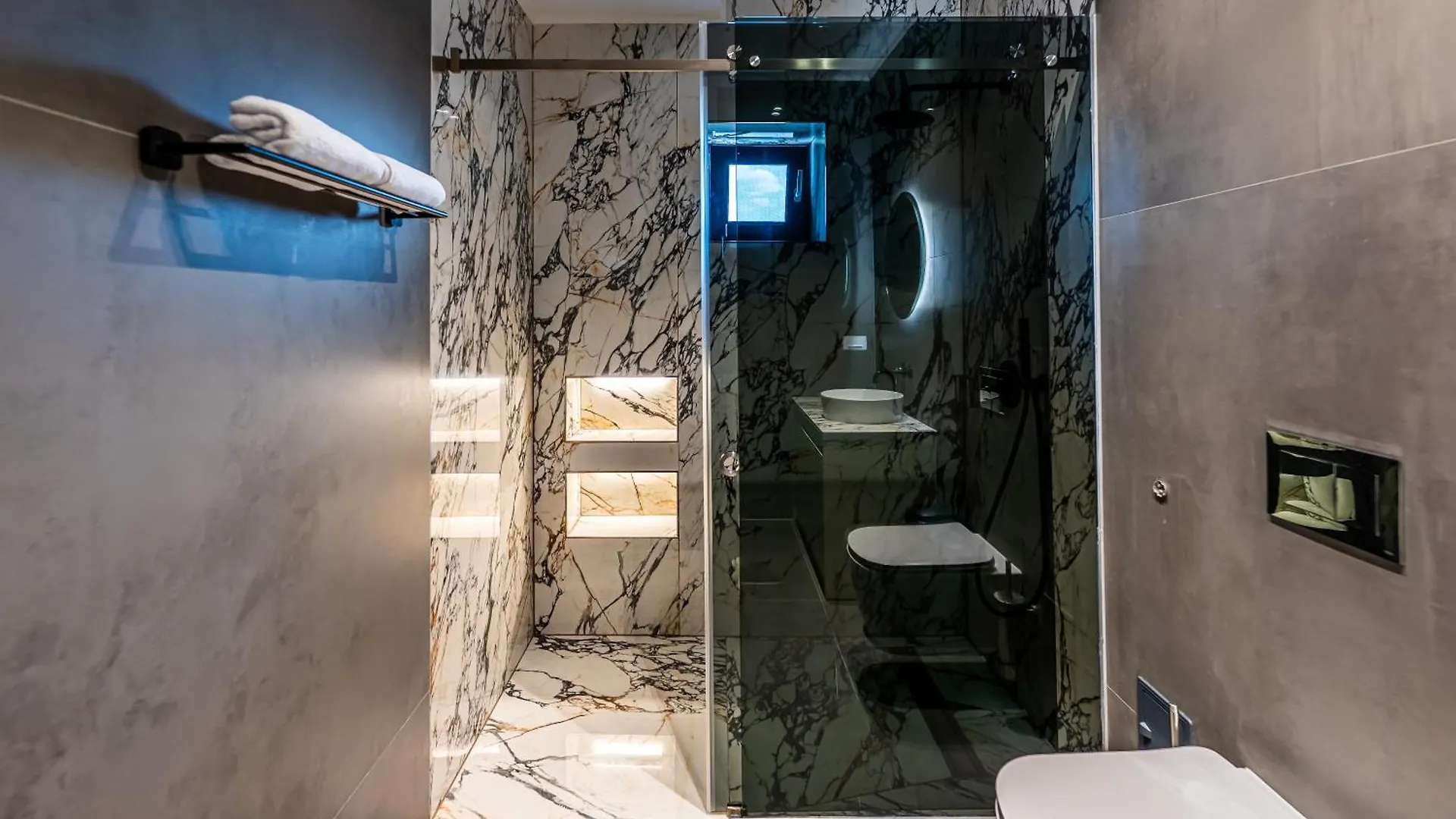 Sky Suite Near Center Bucharest Romania