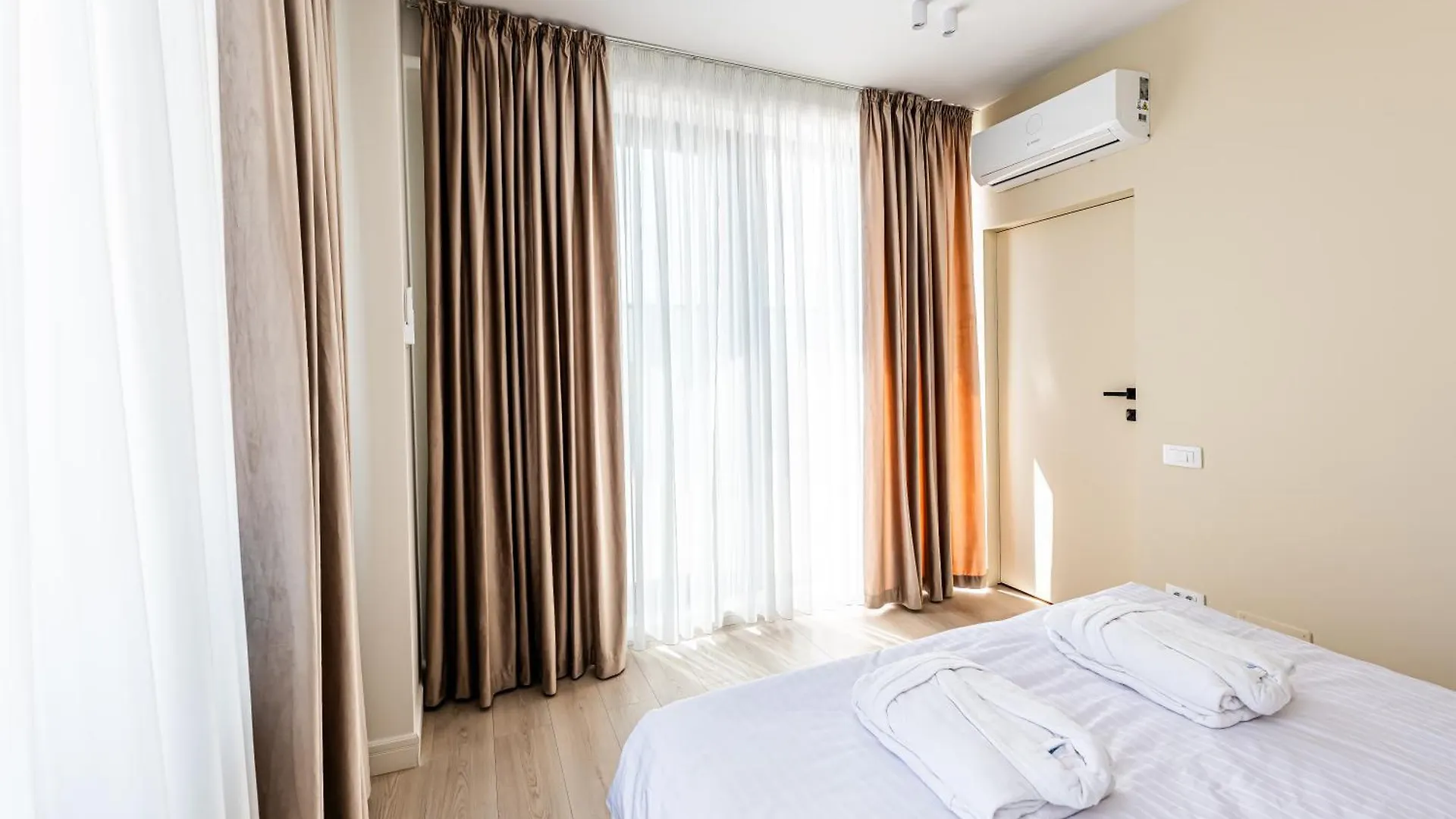 Sky Suite Near Center Bucharest Apartment