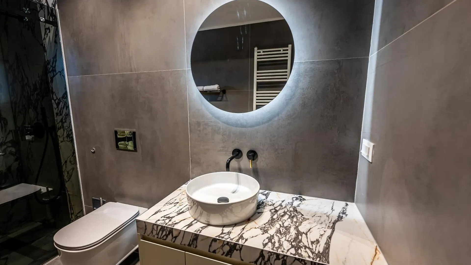 Sky Suite Near Center Bucharest Apartment