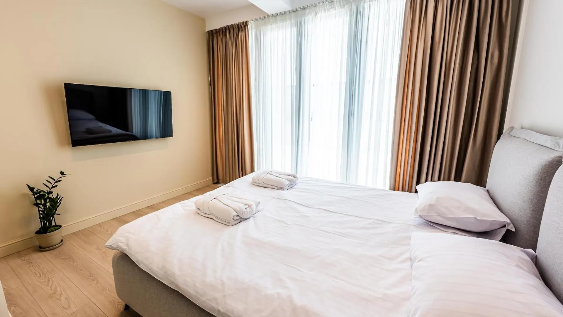 Sky Suite Near Center Bucharest Apartment