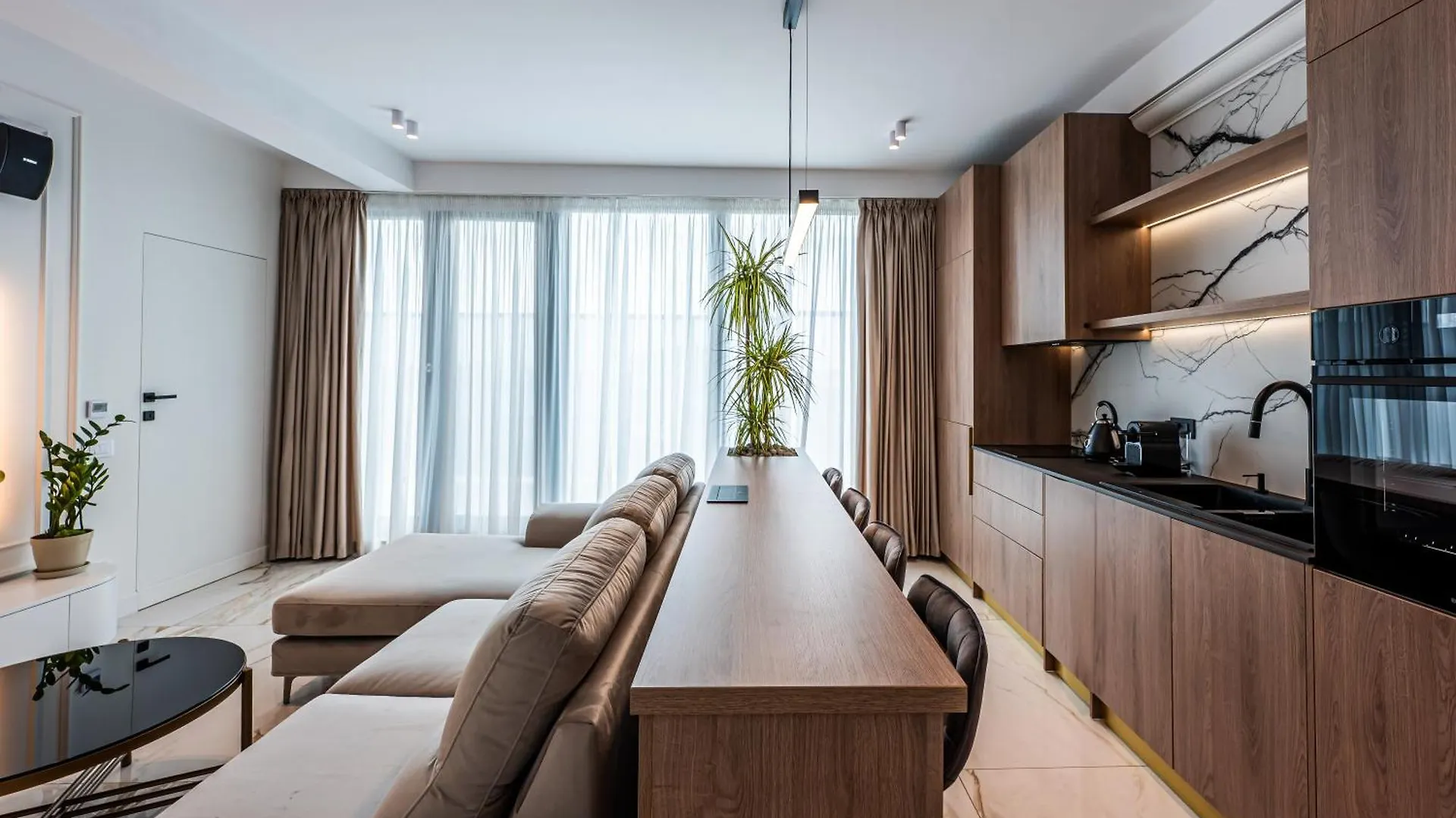 Sky Suite Near Center Bucharest 0*,