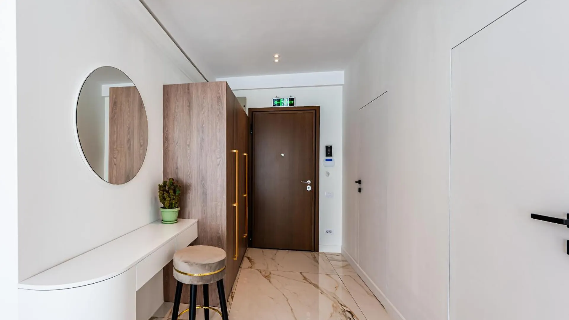 Sky Suite Near Center Bucharest 0*,