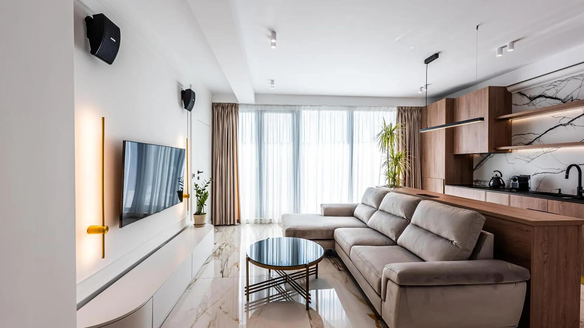 Sky Suite Near Center Bucharest Apartment