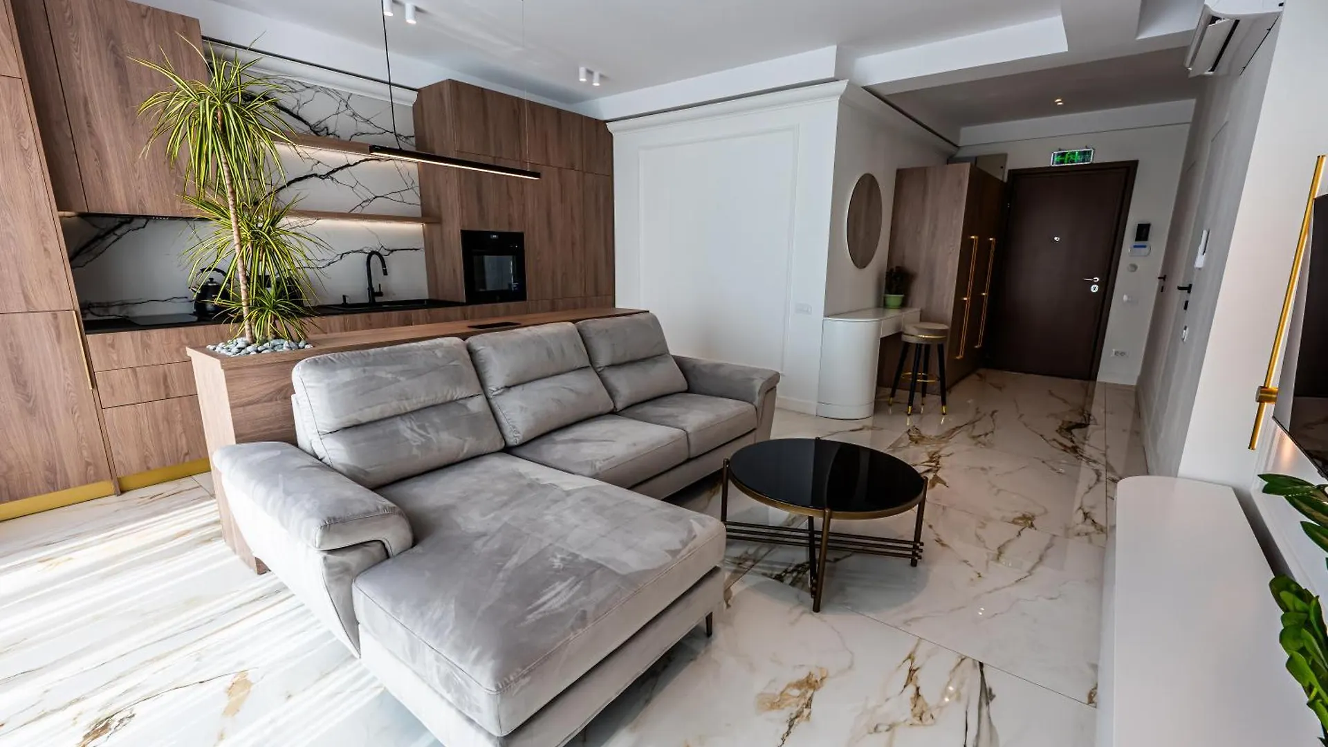 Sky Suite Near Center Bucharest Apartment
