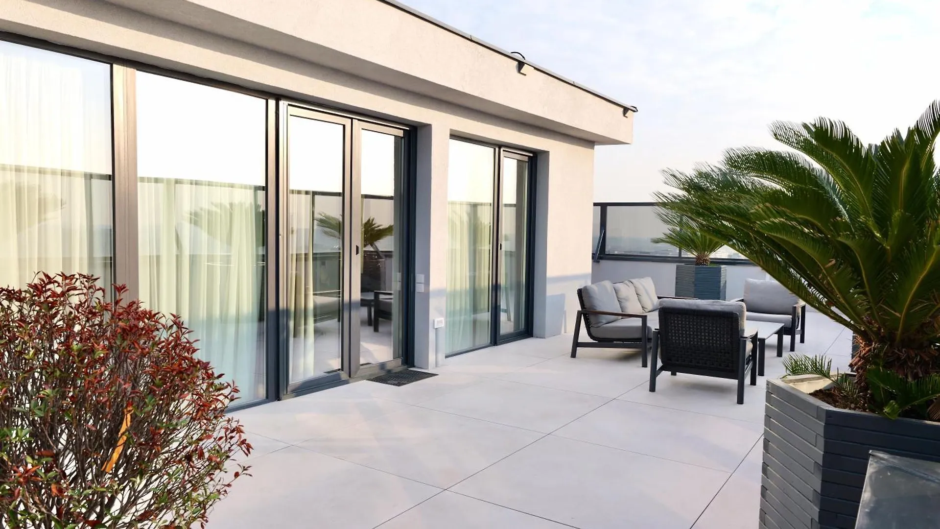 Sky Suite Near Center Bucharest Apartment