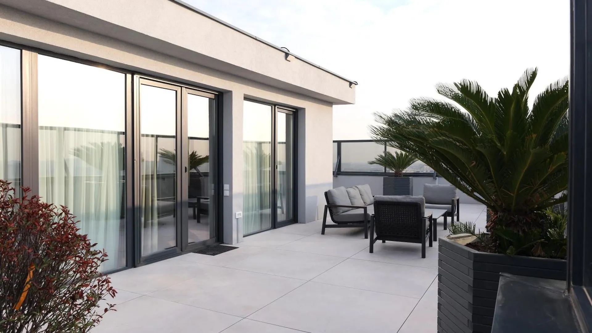 Sky Suite Near Center Бухарест Румыния